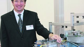 Die flexible Bereitstellungseinrichtung ist laut MRW-Geschäftsführer Gregor Fuisting „offen für die Zukunft“. Bei Typänderungen können bis auf die Bereitstellungsnester fast alle Teile ohne Änderung weitergenutzt werden. Mechanikbedingt können bis 60 Teile in der Minute zugeführt werden. (Bild: Schäfer)