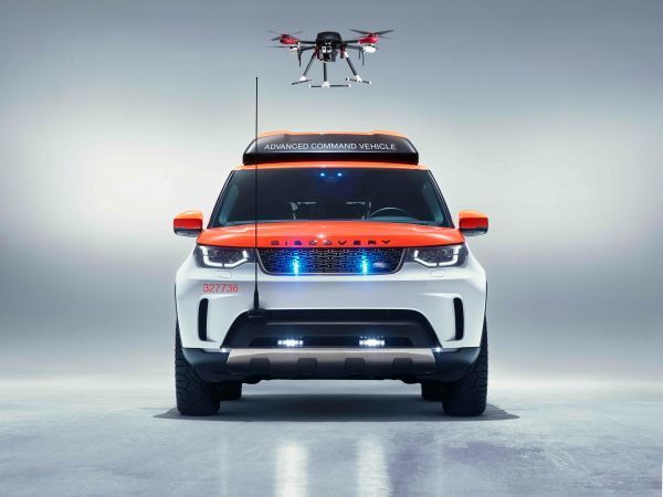 Die Drohne auf dem Dach wird via Tablet-App gesteuert (Land Rover)