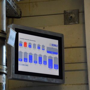 Mitarbeiter an der Betankungsanlage können sich anhand des Panel-PCs jederzeit über die aktuellen Füllstände informieren.