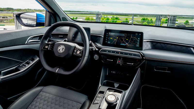 Der Innenraum ist solide gemacht, alles ist gut verarbeitet, auch wenn es viel Kunststoff gibt. Aber das ist kleinwagentypisch. (Bild: MG Motor Deutschland GmbH/Marcus Werner)