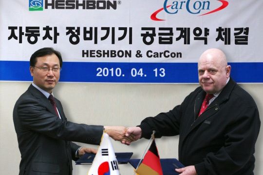 Heshbon-Präsident Sung-Whai Kim und Roland Rothkegel, Produktmanager bei Carcon, unterzeichneten die Kooperation der beiden Firmen. (Archiv: Vogel Business Media)