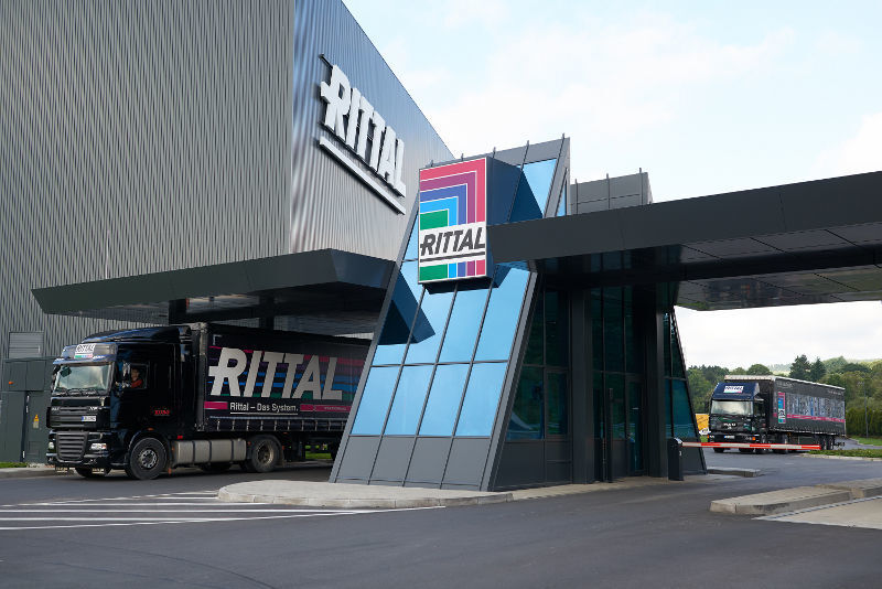 每天多达80辆卡车离开Rittal全球配送中心发货给全球客户。GDC的特色是拥有一个完全自动化配备21,500托盘的可供大型外箱运作的高架仓库，以及一个配备25,000个隔层可供小型外箱运作的自动仓库。 (Rittal GmbH & Co. KG)