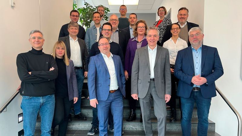 Die Jury des Automotive Business Awards besteht aus Mitgliedern der »kfz-betrieb«-Redaktion und den Businesspartnern Bank Deutsches Kraftfahrzeuggewerbe, CG Car-Garantie Versicherungs-AG, Loco-Soft, DAT, Mobile.de und TÜV Nord Mobilität. (Bild:  Lena Model – VCG)