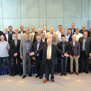 Im Vorfeld zur 75-Jahr-Feier des Kfz-Landesverbands Hessen trafen sich die Delegierten zu ihrer Mitgliederversammlung in Wiesbaden.(Bild:  Zietz/»kfz-betrieb«)