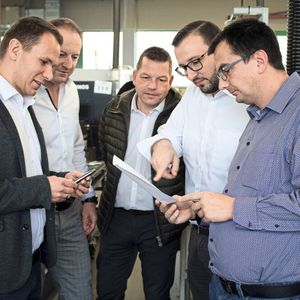 Sind zufrieden mit dem Ergebnis (v. l): Florian Schöffler, Beratung und Verkauf bei Iscar, Rotec-Geschäftsführer Thomas Schneider, Uli Köhler, Regional Sales Manager, Michael Hesselschwerdt, Produktspezialist Modulare Frässysteme und Reiben, beide Iscar, und Mathias Rieger, Produktmanager bei Rotec.(Bild:  Iscar)