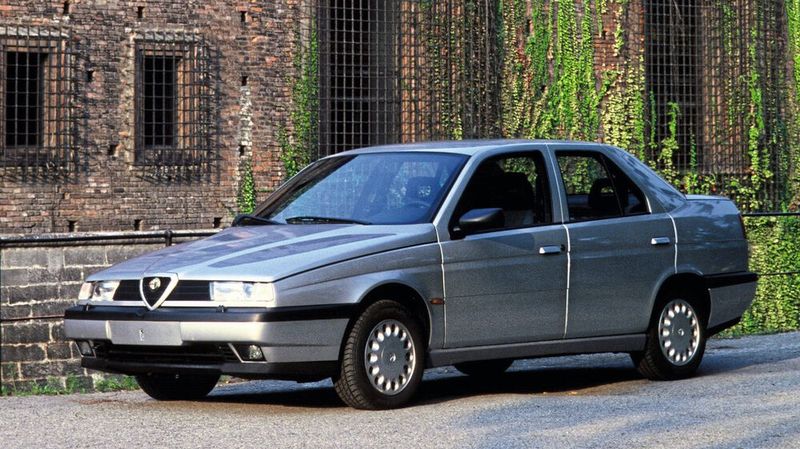 Der Alfa 155 basiert auf der Fiat-Tipo-Plattform und verfügt somit über einen quer eingebauten Motor mit Frontantrieb – im Gegensatz zum hinterradangetriebenen Vorgänger Alfa 75. Dafür war er aber auch in einer Allradvariante lieferbar. Einen Sechszylinder mit 165 PS gab es auch, ebenso einen Diesel. Mit der Tourenwagenausführung holte sich Nicola Larini 1993 den Sieg in der deutschen Tourenwagen-Meisterschaft DTM. (Bild: Alfa Romeo)