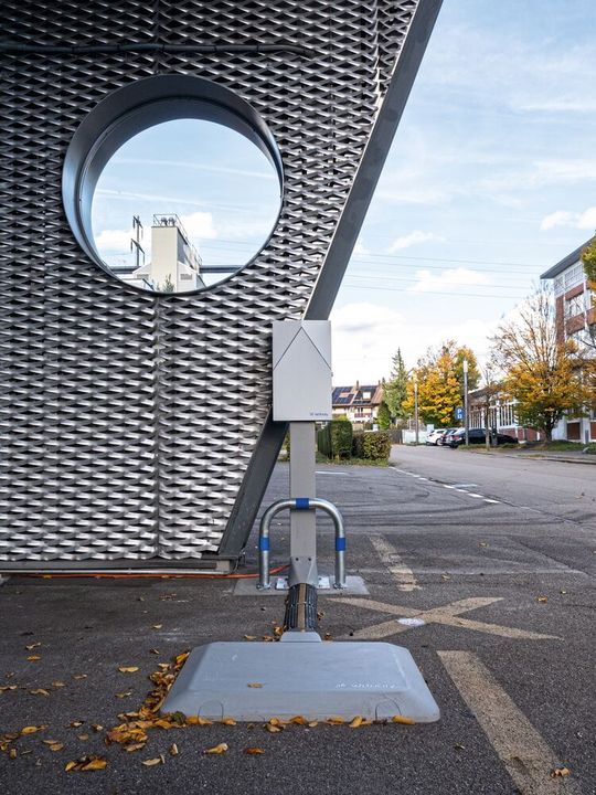 Die induktive Ladestation im Empa-Mobilitätsdemonstrator «move» erreicht einen Wirkungsgrad von rund 90 Prozent – vergleichbar mit dem Laden über Kabel.(Bild:  Empa)