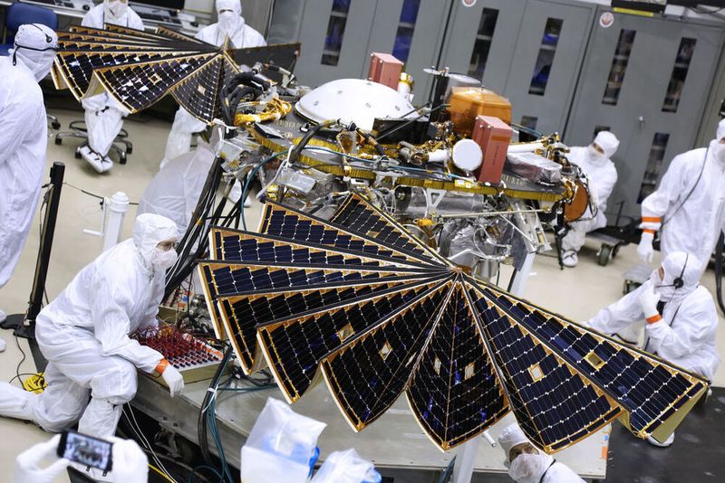 Die Solarpanel des InSight-Lander werden getestet. (Bild: NASA)