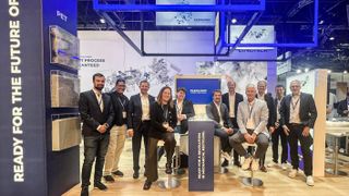 Auf der K 2025 präsentierten Lindner und P&G Flexloop erstmals der Öffentlichkeit. (Bild: Lindner via LinkedIn)