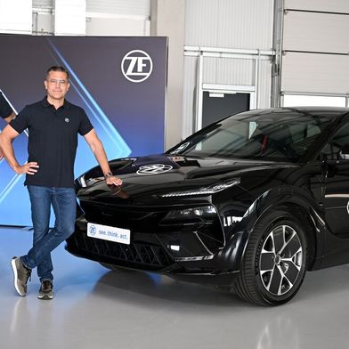 ZF-Vorstandsmitglied Mathias Miedreich (rechts), verantwortlich für die Division Elektrifizierte Antriebstechnologien, und Otmar Scharrer vor dem Innovationsfahrzeug EVselect. (Bild: ZF Group)