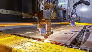 Zwei Schneidköpfe jeweils mit 0,5- und 1-mm-Faser können parallel oder unabhängig auf der spanischen XXL-Laserschneidanlage von Tecoi agieren. Im niederländischen Rhenen schneidet sie nun riesige Bleche bis 30 mm Dicke für den Schiff- und Lkw-Bau. Ein Trumpf-Trudisk-6002-Scheibenlaser sorgt dabei für exakte Konturen.  (Norbert Voskens)