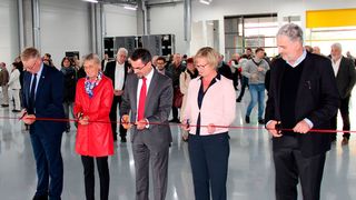 Das neue Produktions- und Logistikgebäude wird offiziell eröffnet: Bürgermeister Christian Riesterer, Landrätin Dorothea Störr-Ritter, Bauherr Dr. Theodor Wanner, Finanzministerin Edith Sitzmann und Architekt Andreas Wiskandt (v.l.n.r) (Sensopart)