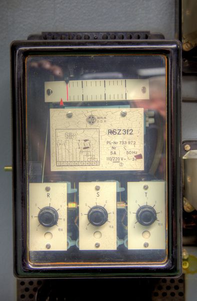 Safety damals: Das zuverlässige Schutzrelais aus DDR-Tagen unterschied den Fehlerfall vom Normalbetrieb. (Friedrichstadt-Palast/Steven Coppenbarger)