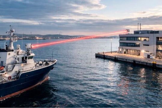 Illustration der QuINSiDa-Vision: quantensichere optische drahtlose Verbindungen zwischen fester Infrastruktur und mobilen Plattformen (z. B. Fahrzeuge, Schiffe, Drohnen, usw.) – unter Verwendung von Freistrahl-QKD und Li-Fi, integriert mit Schlüsselmanagement, Verschlüsselung und Netzwerküberwachung.(Bild:  KI-generiert/Fraunhofer IPMS)