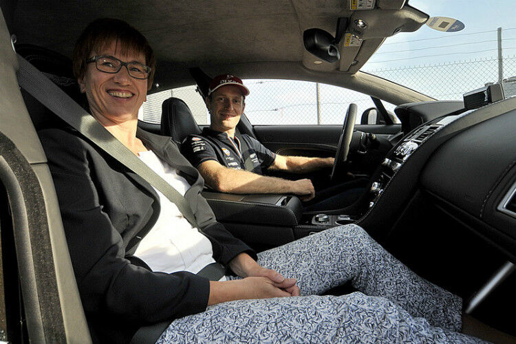 Ministerin Kathrin Schneider bevorzugt die etwas ruhigere Variante bei Stefan Mücke im Aston Martin. (Foto: Zietz)