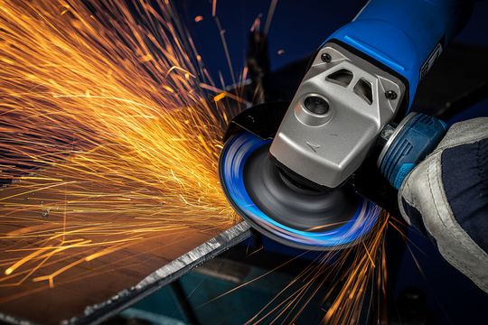 Test voll und ganz bestanden! Die Pferd-Schleifscheibe CC-Grind Robust hat die Außendienstmitarbeiter von Siemens Energy überzeugt. Es ging zwar vorrangig um die Schonung der Ohren, aber dieses Schleifsystem hat noch andere Pluspunkte zu bieten ... Test voll und ganz bestanden! Die Pferd-Schleifscheibe CC-Grind Robust hat die Außendienstmitarbeiter von Siemens Energy überzeugt. Es ging zwar vorrangig um die Schonung der Ohren, aber dieses Schleifsystem hat noch andere Pluspunkte zu bieten ...
