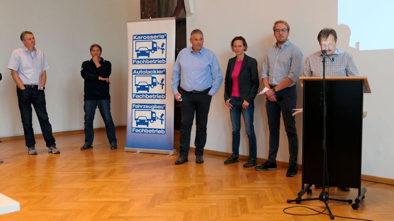 Sie gaben auf der Mitgliederversammlung einen Einblick in die Arbeit der Ausschüsse: (v.l.) Peter Melzer (Betriebswirtschaft), Klaus Holler (Berufsbildung), Christoph Leberle (Tarifkommission), Ines hensel (Fahrzeugbau), Chistoph Dusl (Junge Innung) und Bernhard Hecka (Instandsetzung). (Bild: Wenz | VCG)