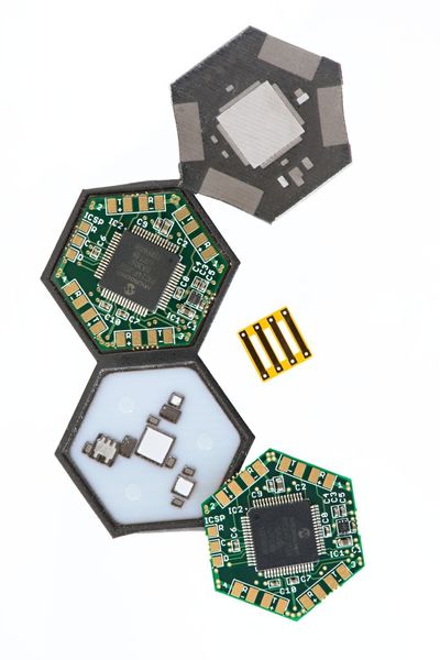 Die Basiseinheit ist ein flaches, sechseckiges Paket elektronischer Komponenten. (U. Benz / TUM)