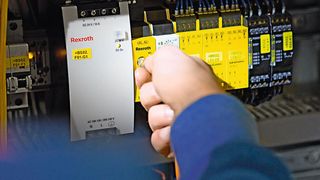 Die Sicherheitssteuerung Safelogic Compact im Schaltschrank während der Inbetriebnahme und Programmierung.  (Bosch Rexroth)