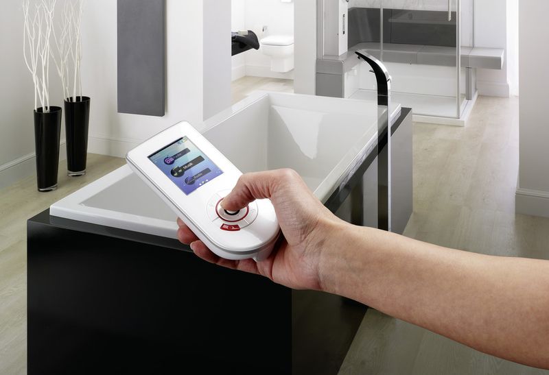 Und so kann Mutter mal richtig entspannen!  Die passenden Badezusätze zur richtigen Zeit sowie kalte, warme oder ansteigende Wassertemperaturen lassen zusätzliche Gesundheitsaspekte ins Baden einfließen. Aber eine Badewanne kann noch mehr. Sie ist persönlicher Masseur, Musikbox, Lichtorgel – alles in einem oder gerne auch getrennt. Auf Musikgenuss im Wasser muss nicht verzichtet werden. Die Wanne wird zum Klangkörper, die Lautsprecher werden unsichtbar direkt in die Badewanne eingebaut. In Verbindung mit dem Soundsystem von Repabad lassen sich unterschiedliche Medien bedienen und abspielen. Preise sind für die Wanne nicht bekannt.
 (www.repabad.com)
