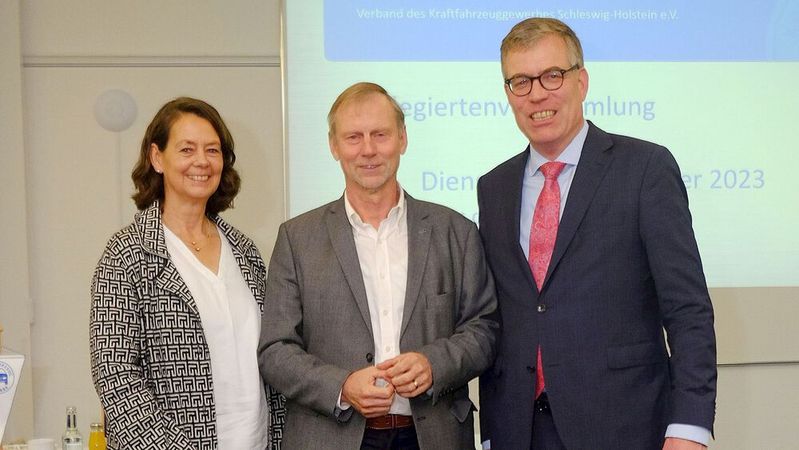 Abschied: Präsidentin Nina Eskildsen und Hauptgeschäftsführer Jan-Nikolas Sontag (r.) verabschiedeten Hans Mirwald (M.) nach gut 33-jähriger Mitarbeit im Landesverband Schleswig-Holstein in den Ruhestand. (Bild:  Zietz - VCG)