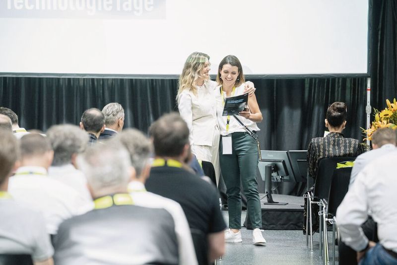 Abetare Yaves (li., Head of Sales & Marketing) und Nastassja Neumaier (Stv. Chefredaktorin [Print und Digital] SMM), Vogel Communications Group AG, führten als Moderatorinnen durch die SMM-Technologietage. (Bild: Thomas Entzeroth)