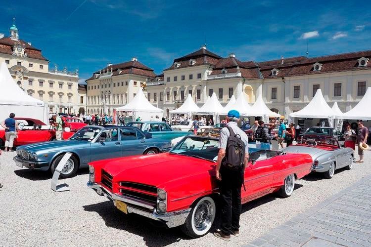 Neben edlen Luxuskarossen dürfen natürlich auch normale Klassiker mit von der Partie sein - zumindest fast normale. (Georg Kludsky/www.kludsky.com)