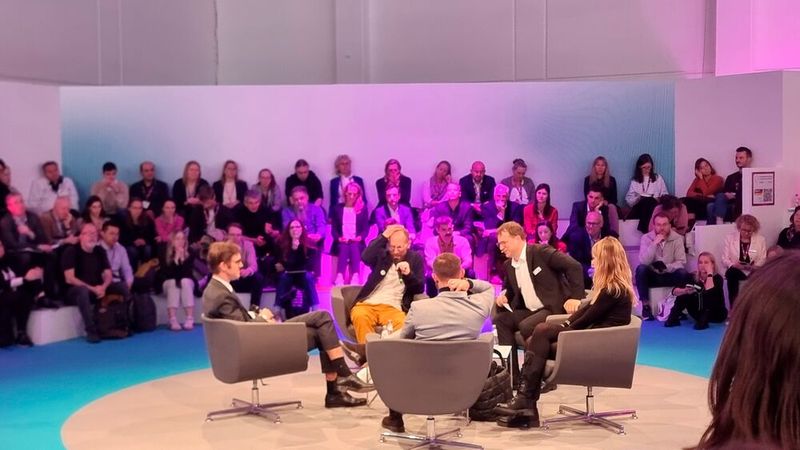 Am zweiten Messetag fand u. a. der Vortrag zu „Reguliert, zertifiziert, integriert“ statt. Die zentrale These: „Warum KI in der Arztpraxis nicht an der Technik, sondern am Versorgungsalltag scheitert.“ (Bild: @ Serina Sonsalla)