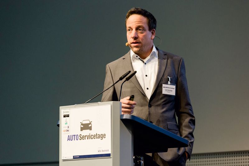 Lars Buchholz vom Autohaus Euler berichtete von seinen Erfahrungen mit dem EDV-Produkt Veact. (Stefan Bausewein)