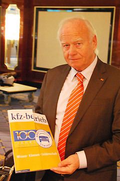 ZDK-Vorstand Manfred Steinbrecher freute sich über die Jubiläumsausgabe des Fachjournals «kfz-betrieb«. (Archiv: Vogel Business Media)