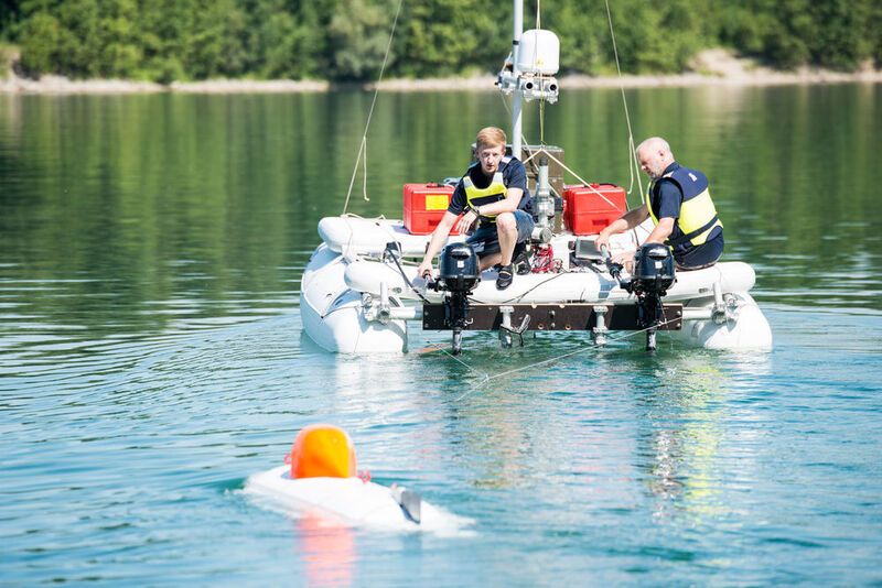 Bei der Vorführung zeigte das Team unter anderem das autonome Aussetz- und Bergemanöver, bei dem ein unbemannter Katamaran das Unterwasserfahrzeug an den Einsatzort bringt und anschließend wieder abtransportiert. (Fraunhofer IOSB)
