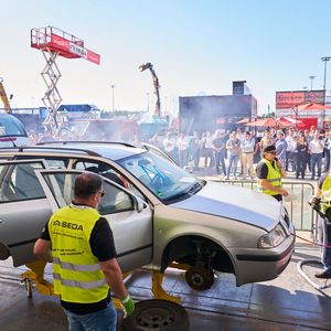Im Freigelände wurde beim Autorecycling unter anderem die Demontage von Altautos in allen Einzelschritten demonstriert.(Bild:  Messe München)