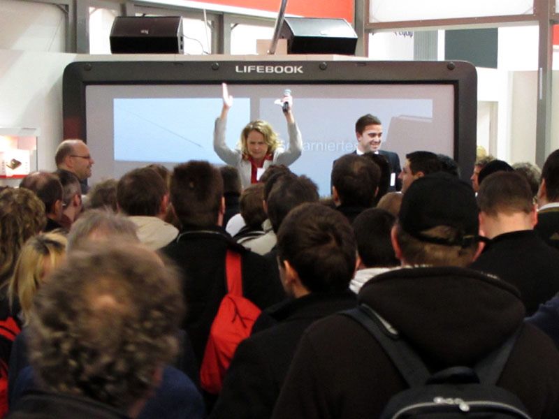 Fujitsu lockte Endanwender mit Gewinnspielen zum eigenen Stand. (Bild: ds)