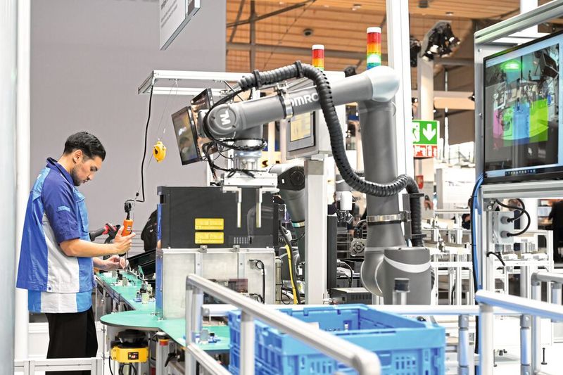 In jedem Schritt des Produktionsprozesses unterstützen Sensoren und automatisierte visuelle Hilfsmittel die Fertigungslinie zur Qualitätsverbesserung und Schulung der Arbeiter. (Bild: OMRON)