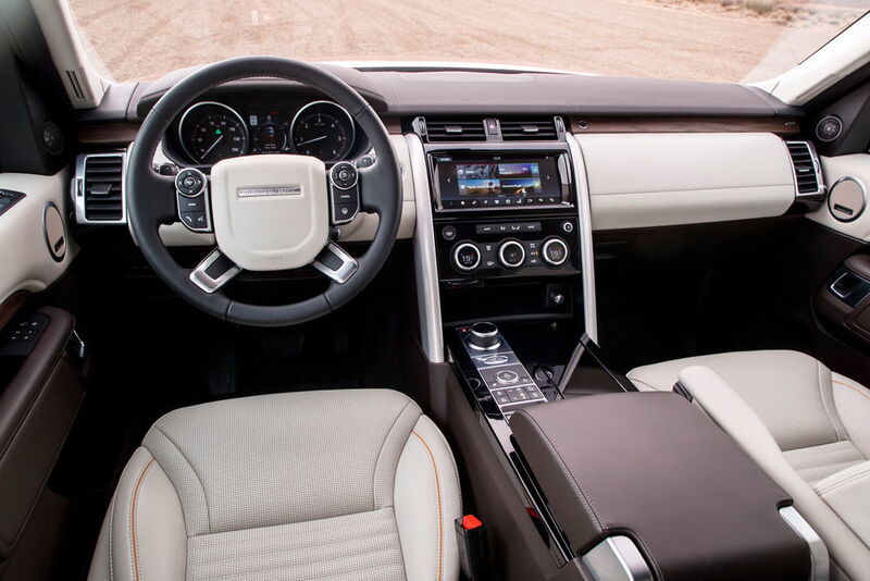 Das Interieur ist inzwischen ähnlich luxuriös wie bei der Range-Rover-Familie. (Land Rover)