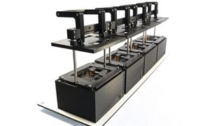 Prüf- und Programmieradapter: Der dedizierte Flash-Adapter ist optimiert für das parallele Programmieren mehrerer Steuergeräte oder Mikrocontroller. (Bild: Nicole Gschwind / querdenker engineering)