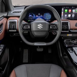 Wie mittlerweile häufig bei modernen Autos bietet auch der E-Vitara zwei Displays. (Bild:  Suzuki)