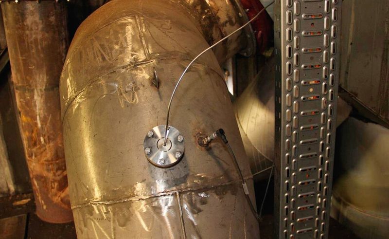 Bild 6: Unmittelbar neben dem Druckmittler ist ein PT100-Fühler YT036020 zur Kontrolle der Temperaturobergrenze installiert. (Bild: IPF Electronic)