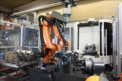 Un robot de chargement et déchargement de pièces sur des machines CNC dans son environnement de travail. (Image: Kuka-Roboter Schweiz AG)