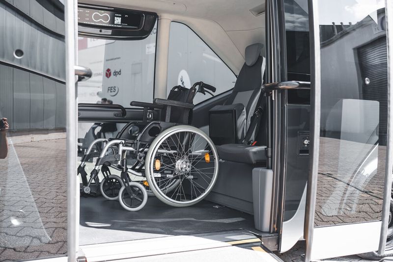 DIe nächsten Tests finden im „Deutsche Bank Park“ in Frankfurt am Main statt. Hier sollen die modularen Fahrzeuge unter anderem mobilitätseingeschränkte Besucher transportieren. (Bild: EDAG)