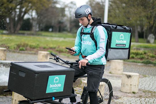 Boxbote-Kurier beim Checken der nächsten Route. Derzeit ist ein Insolvenzverwalter auf der Suche nach neuen Investoren.(Bild:  Boxbote)