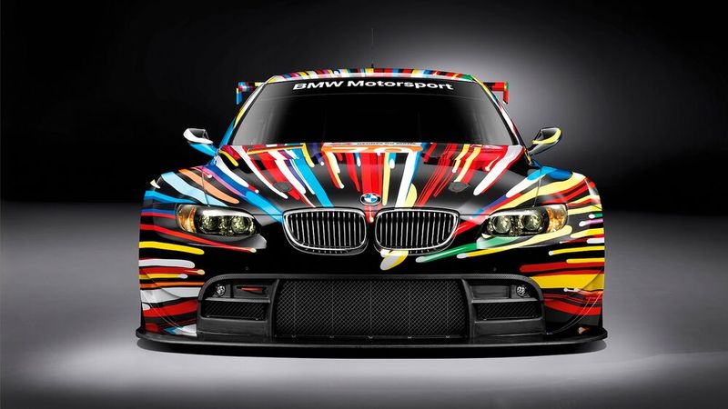 Ein BMW-Art-Car von Jeff Koons darf in einer Liste derart hochkarätiger Künstler natürlich nicht fehlen. Mit ihm kehrte die Pop-Art zurück und die BMW-Art-Car-Reihe damit zu ihren Ursprüngen. Der BMW M3 GT2 des Amerikaners will mit jeder Karosseriefaser ausdrücken: Ich bin schnell! Die knalligen Farbelemente scheinen geradezu an diesem Auto vorbeizufliegen. Selbst im Stand wirkt der Wagen, als würde er zum Sprung ansetzen, er strotzt geradezu vor Kraft. 2010 ging das Fahrzeug beim 24-Stunden-Rennen von Le Mans an den Start und wurde zum absoluten Publikumsliebling – auch hier schlägt das Koons-Werk also eine Brücke zu seinen Ahnen in der BMW-Art-Car-Reihe. (Bild: BMW)