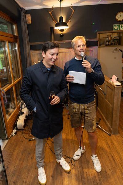 Ein Schnaps gibt es für Calvin McClure (RedHat), weil er bereits an Loch 1 einen Wadenkrampf hatte. (Bild: © Hans Breitenfellner (hochzeit-in-bildern.de))