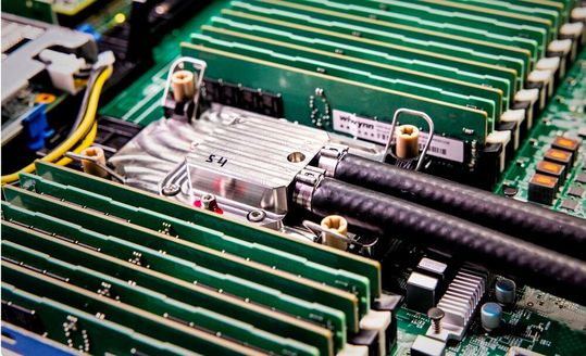 Das Kühlmittel wird über eine solche Zuführung direkt in den Chip eingebracht, wo es die Wärme genau am Entstehungsort abführt.(Bild:  Microsoft)