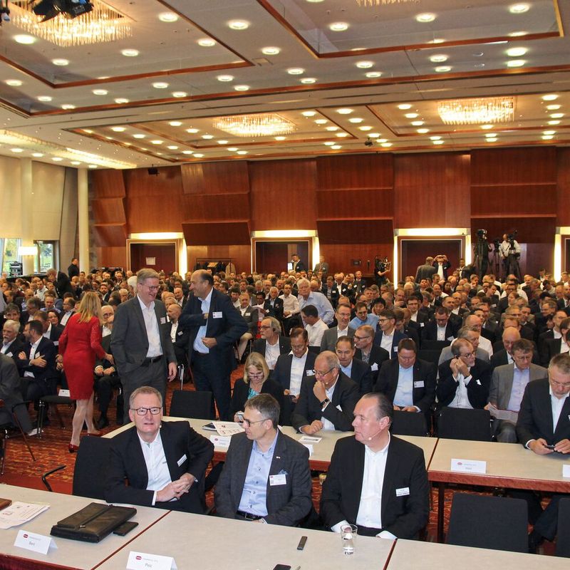 Die Preisverleihung findet im Rahmen der Namur-Hauptsitzung statt, welche – wie hier vor Corona – evtl. wieder in Präsenz stattfinden kann.