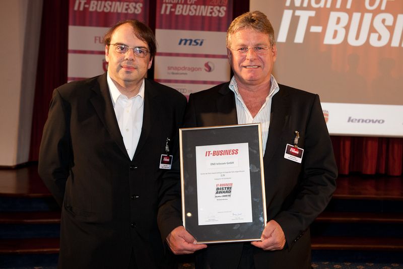 Harry Jacob (IT-BUSINESS) beglückwünscht Ronald Bulla von Eno Telecom zum Qualified-Award in der Kategorie TK-Distributoren (Archiv: Vogel Business Media)