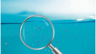 Abb. 1: Nach wie vor existiert keine einheitliche Analysemethode zur Detektion von Mikroplastik in Umweltproben. (©dottedyeti; picoStudio - stock.adobe.com; © www.pelzinger.de)