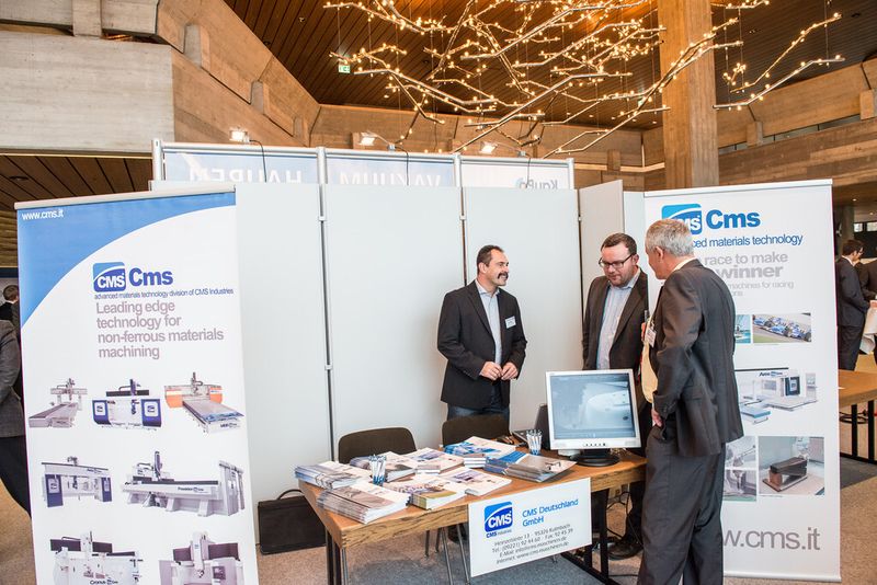 Zu den jüngsten Entwicklungen des italienischen Maschinenherstellers CMS gehört die Portalfräsmaschine Cronus. Dieses CNC-Bearbeitungszentrum, das auf der Fachtagung von der deutschen Niederlassung in Kulmbach zusammen mit weiteren CMS-Maschinen vorgestellt wurde, eignet sich zur Aluminiumbearbeitung im Formenbau, aber auch für die CFK-Zerspanung. (Bild: Mack)