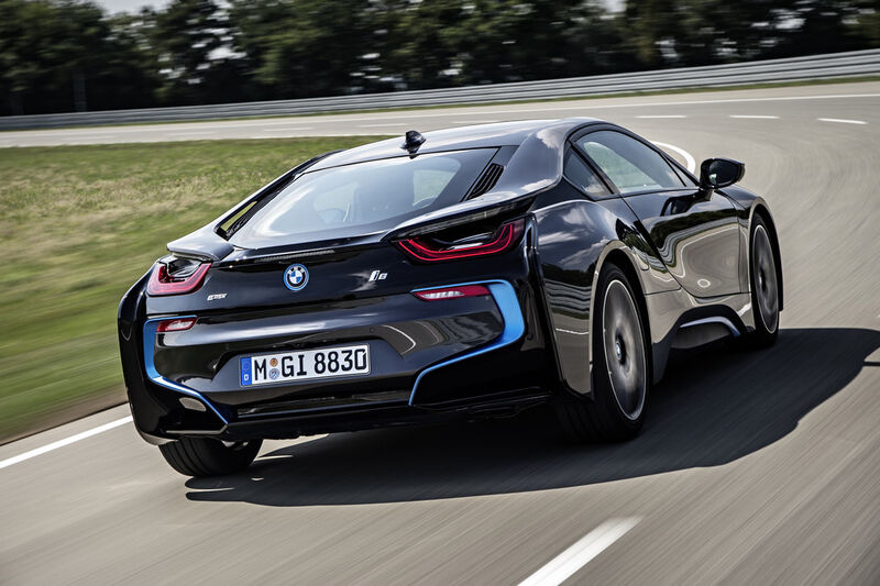 Der BMW i8 startet ab Juni 2014 auf sportliche und umweltfreundliche Weise auf den Straßen durch. (BMW)