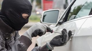 Organisierte Banden sind bestens über die örtlichen Gegebenheiten und das Portfolio der Autohäuser informiert. Kurzes Stöbern in den Online-Fahrzeugbörsen und die Diebe wissen, wo welches Modell steht.   (Bild: © Lieres - stock.adobe.com)